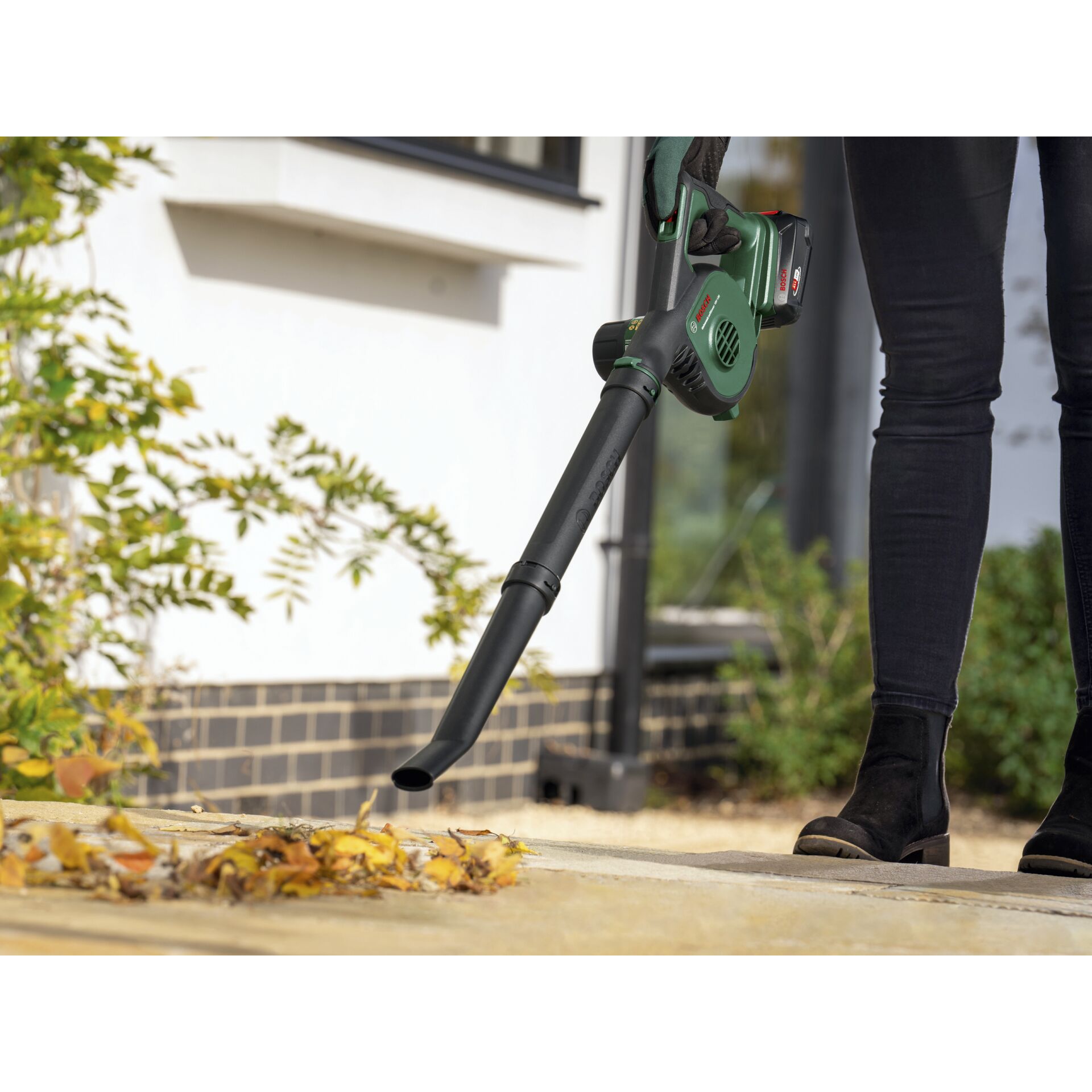 Bosch UniversalLeafBlower 18v-130 Akku-Laubbläser