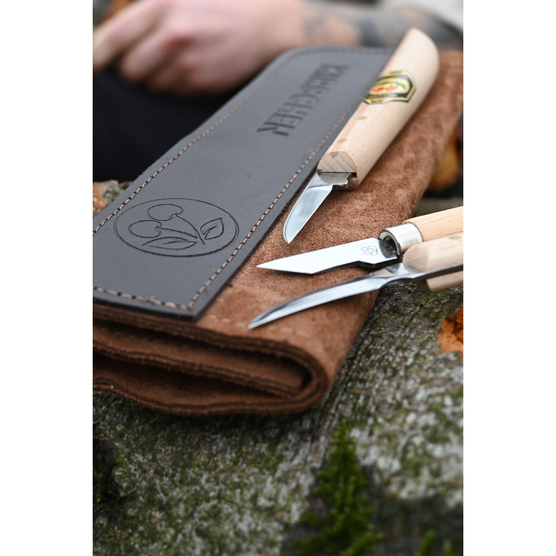 Kirschen Schnitzmessersatz in Velourleder-Rolltasche