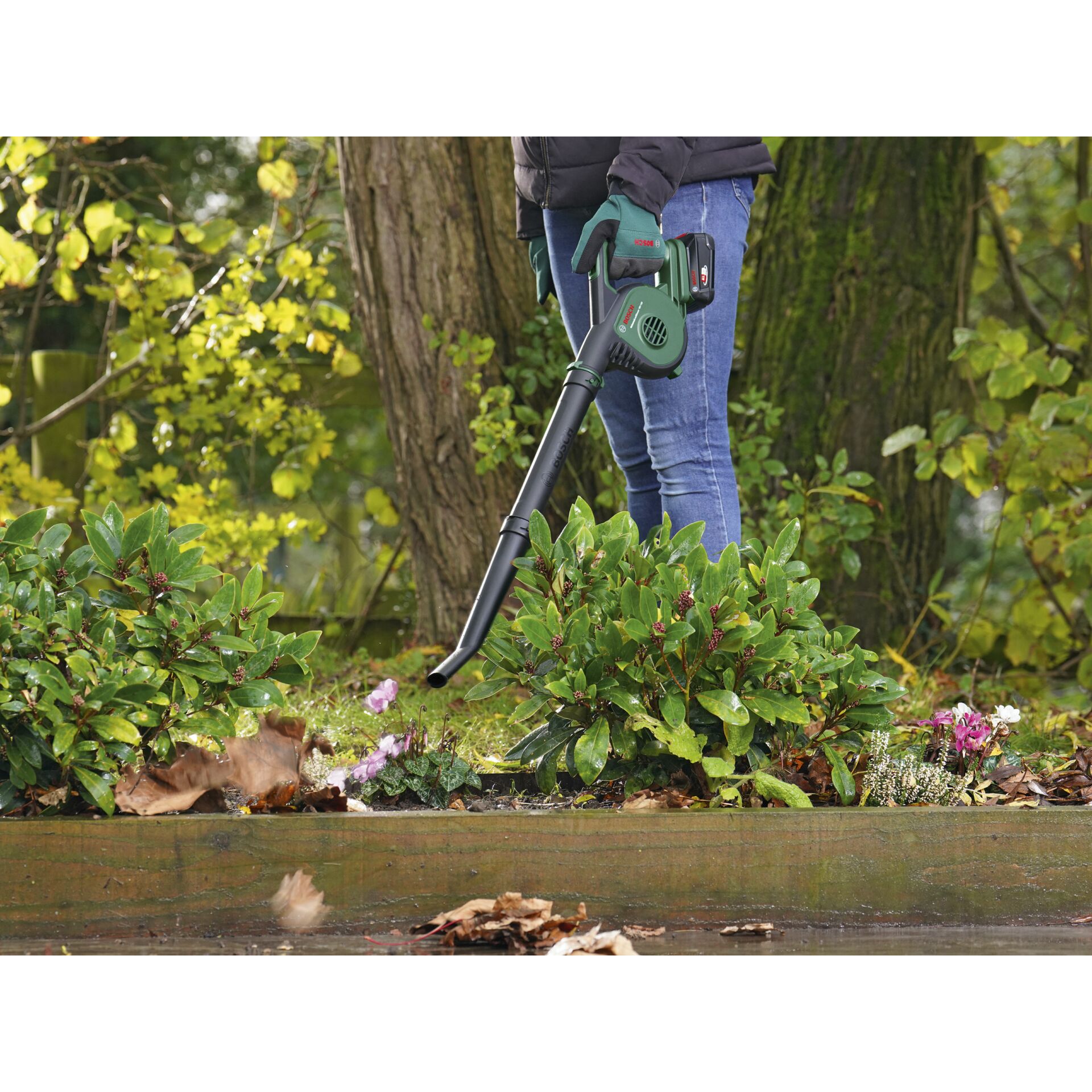 Bosch UniversalLeafBlower 18v-130 Akku-Laubbläser