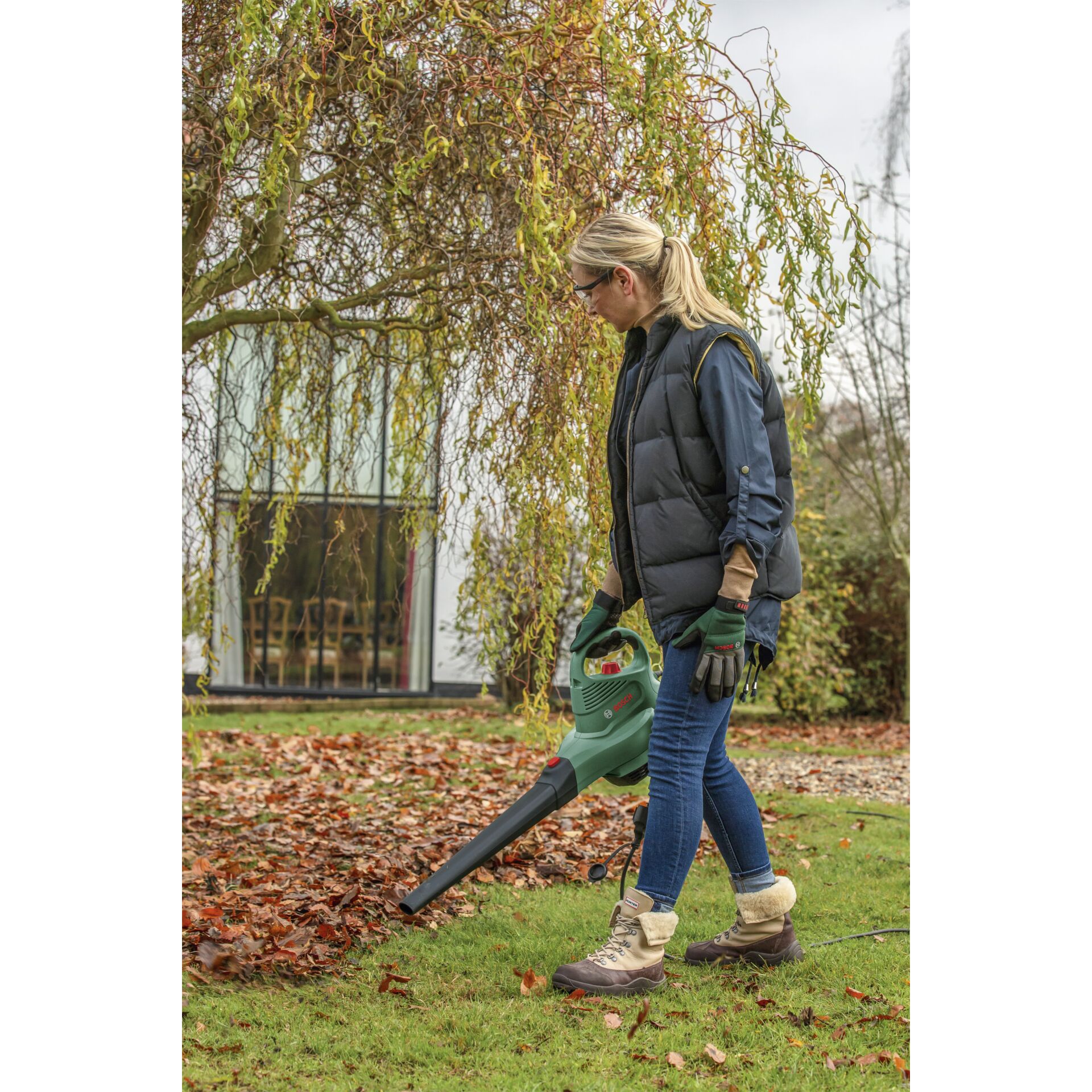 Bosch UniversalGardenTidy 3000 Laubsauger