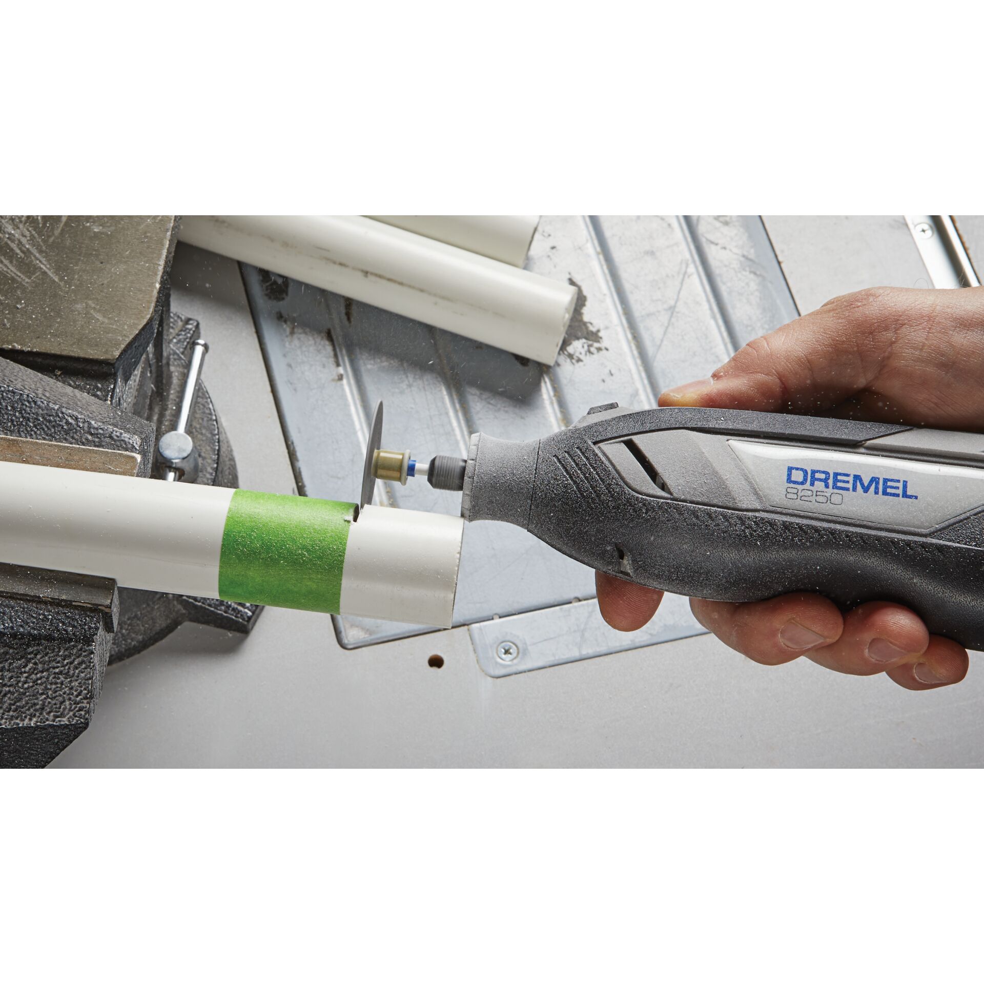 Dremel 8250 2.0 Ah 12V Li-Ion 5-tlg. Zubehör