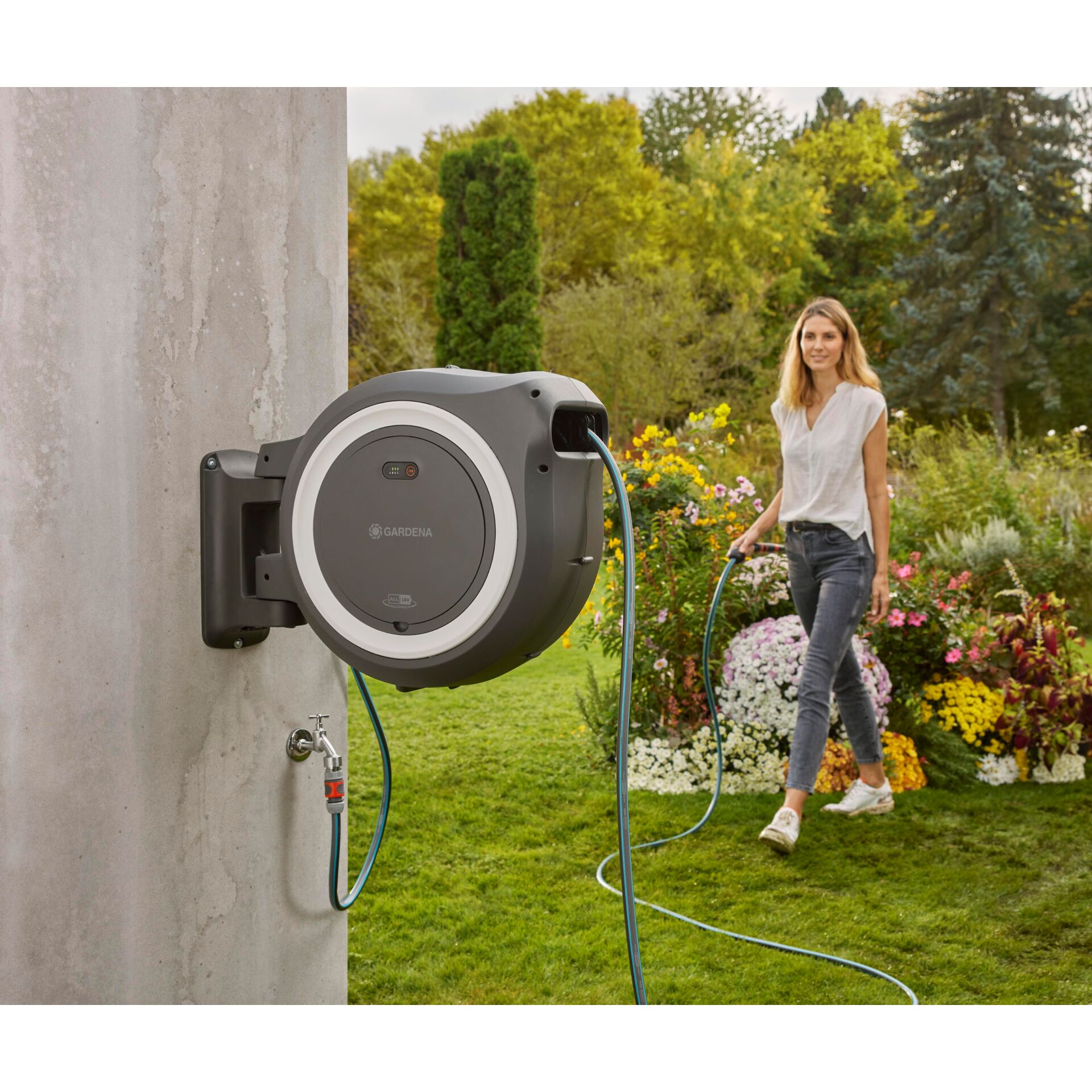 Gardena Akku-Wand-Schlauchbox PowerRoll XL 18V weiß 35 m